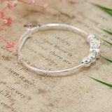 Vòng tay trẻ em charm hoa cánh màu trắng hồng V2409110013