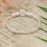Vòng tay trẻ em charm hoa cánh màu trắng hồng V2409110013