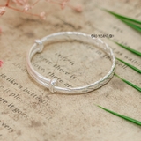 Vòng tay trẻ em bản dẹt hoa tiết xoắn thừng khắc tiêu điểm V2409110015