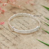 Vòng tay trẻ em bản dẹt hoa tiết xoắn thừng khắc tiêu điểm V2409110015