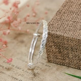 Vòng tay trẻ em bản dẹt hoa tiết xoắn thừng khắc tiêu điểm V2409110015