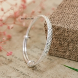 Vòng tay bạc trẻ em bản dẹt mặt vòng hoạ tiết phay chéo V2409110016