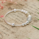Vòng tay trẻ em charm cầu bạc và hạt nhựa màu trắng đục V2409110018