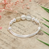 Vòng tay trẻ em charm cầu bạc và hạt nhựa màu trắng đục V2409110018