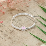 Vòng tay bé gái charm hoa 4 cánh hồng kết hợp charm xoắn ốc 2 bên V2409110028