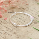 Vòng tay bé gái charm hoa 4 cánh hồng kết hợp charm xoắn ốc 2 bên V2409110028