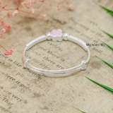 Vòng tay bé gái charm hoa 4 cánh hồng kết hợp charm xoắn ốc 2 bên V2409110028
