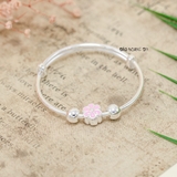 Vòng tay trẻ em hoạ tiết gắn charm hoa 6 cánh hồng V2409110011