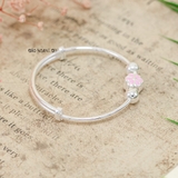 Vòng tay trẻ em hoạ tiết gắn charm hoa 6 cánh hồng V2409110011
