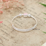 Vòng tay trẻ em hoạ tiết gắn charm hoa 6 cánh hồng V2409110011