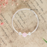 Vòng tay trẻ em hoạ tiết gắn charm hoa 6 cánh hồng V2409110011