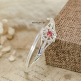 Vòng tay bạc nữ mặt vòng thiết kế hình mặt trời trung tâm đính đá đỏ xung quang đính đá trắng sáng lấp lánh V2409040026