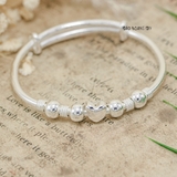Vòng tay bạc nữ thiết kế charm cầu kết hợp với charm trái tim chữ love V2409090015