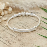 Vòng tay bạc nữ thiết kế charm cầu kết hợp với charm trái tim chữ love V2409090015