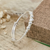 Vòng tay bạc nữ thiết kế charm cầu kết hợp với charm trái tim chữ love V2409090015