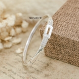 Vòng tay bạc nữ mặt vòng hình chữ nhật hai bên được đính đá đơn giản sang trọng V2409050021
