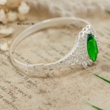 Vòng tay bạc nữ mặt vòng các hình thoi đan xen đính đá trung tâm đính đá xanh lá V2409050062