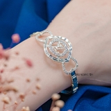 Vòng tay bạc nữ mặt vòng hình nơ tâm nơ là đường tròn đính đá bao quanh chữ LV V2409050046