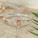 Vòng tay bạc nữ mặt vòng đá lớn màu cam hình bầu dục bao quanh hình thoi đính đá trắng V2409050061