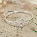 Vòng tay bạc nữ mặt vòng được thiết kế hình hoa 5 cánh đính đá trắng với nhuỵ hoa đính đá đỏ nổi bật V2409040021