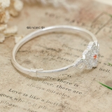 Vòng tay bạc nữ mặt vòng được thiết kế hình hoa 5 cánh đính đá trắng với nhuỵ hoa đính đá đỏ nổi bật V2409040021