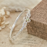Vòng tay bạc ta cho nữ mặt vòng hình bông hoa 4 cánh nhuỵ hoa đính đá xanh lá đơn giản trẻ trung nổi bật V2409040002