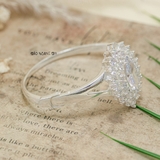Vòng tay bạc nữ mặt vòng hình thoi đính đá chủ hình thoi và các cánh hoa đính đá bao quanh V2409050052