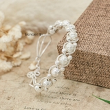 Vòng tay bạc nữ mặt vòng là sự kết hợp các khối cầu lớn phay ngang và các khối cầu nhỏ phay dọc được tết đan xen nhờ các sợ bạc tết thừng V2409050053