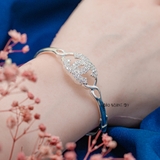 Vòng tay bạc nữ mặt vòng hình chữ X đính đá trắng lấp lánh làm nổi bật người đeo V2409040012