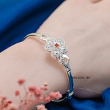 Vòng tay bạc nữ mặt vòng được thiết kế hình hoa 5 cánh đính đá trắng với nhuỵ hoa đính đá đỏ nổi bật V2409040021