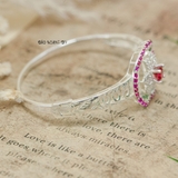 Vòng tay bạc nữ mặt vòng hình hoa đính đá trắng bao quanh là đường tròn đá đỏ V2409050059