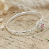 Vòng tay bạc nữ mặt vòng hình trái tim đính đá trắng ôm 1 viên đá tròn màu hồng tím tượng trưng cho tình yêu duy nhất V2409040022