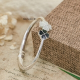 Vòng tay bạc nữ mặt vòng hình 2 bông hoa 4 cánh 1 bông đính đá 1 bông sơn đen nhẹ nhàng nổi bật V2409090012