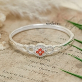 Vòng tay bạc nữ mặt vòng thiết kế đường tròn đính đá trắng bao quanh hoa 4 cánh đính đá đỏ V2409050038