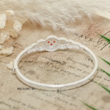 Vòng tay bạc nữ mặt vòng thiết kế đường tròn đính đá trắng bao quanh hoa 4 cánh đính đá đỏ V2409050038