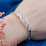 Vòng tay bạc nữ mặt vòng hình lượn sóng có đính đá đan xen nhẹ nhàng nhưng không kém phần nổi bật V2409050032