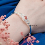 Vòng tay bạc nữ mặt vòng thiết kế đường tròn đính đá trắng bao quanh hoa 4 cánh đính đá đỏ V2409050038