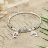 Vòng tay bạc nữ thiết kế vòng trơn kết hợp charm trụ và cá heo may mắn V2409090022