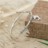 Vòng tay bạc nữ thiết kế vòng trơn kết hợp charm trụ và cá heo may mắn V2409090022