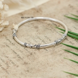 Vòng tay bạc nữ được thiết kế vòng trơn kết hợp ý tưởng dây thường xuân mang ý nghĩa gắn kết V2409090020