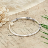 Vòng tay bạc nữ được thiết kế vòng trơn kết hợp ý tưởng dây thường xuân mang ý nghĩa gắn kết V2409090020