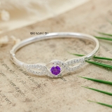 Vòng tay bạc nữ mặt vòng thiết kế hình lượn sóng đính đá trắng ôm lấy đá tròn lớn màu tím tương trưng cho sự thuỷ chung V2409040037