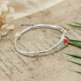 Vòng tay bạc nữ mặt vòng đính đá bầu dục màu đỏ cam kết hợp viền sóng đính đá trắng mềm mại V2409040010