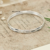 Vòng tay bạc nữ được thiết kế 3 vòng mảnh luồn lông voi bạc phay tạo điểm nhấn V2409090023