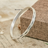 Vòng tay bạc nữ được thiết kế 3 vòng mảnh luồn lông voi bạc phay tạo điểm nhấn V2409090023