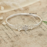 Vòng tay bạc nữ mặt vòng hình 3 cỏ ba lá đính đá xen kẽ mang lại sự may mắn cho người đeo V2409040017