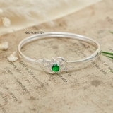 Vòng tay bạc nữ mặt vòng hình mặt trời tâm đính đá lớn màu xanh lá cây xung quang đính đá trắng V2409040032