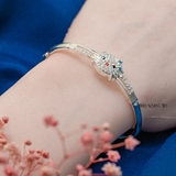 Vòng tay bạc mặt vòng hình hello kitty đính đá trắng đeo nơ xanh V2409050007