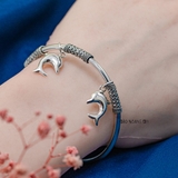 Vòng tay bạc nữ thiết kế vòng trơn kết hợp charm trụ và cá heo may mắn V2409090022