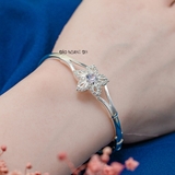Vòng tay bạc nữ mặt vòng hình hoa mai đính đá trắng V2409050039